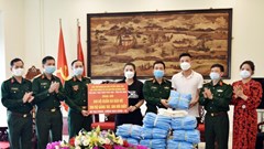 Vợ chồng trung vệ Bùi Tiến Dũng ủng hộ vật phẩm y tế phòng, chống dịch Covid 19