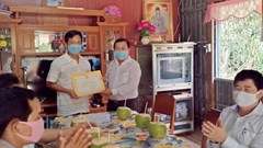 Trao giấy khen cho gia đình tạm hoãn đám cưới để phòng dịch Covid-19