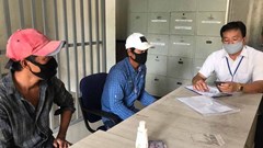 2 thanh niên bị xử phạt 400 ngàn đồng vì không đeo khẩu trang