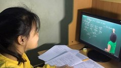 Dạy – học trực tuyến bậc tiểu học: Khó cho cả học sinh và phụ huynh