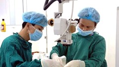 “Quên” kim khâu trong mí mắt suốt 2 năm