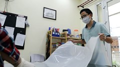 Gần 1 vạn sản phẩm “tai giả” tặng y bác sĩ tuyến đầu chống dịch COVID-19