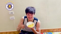 Thủ môn Phí Minh Long trổ tài nấu ăn