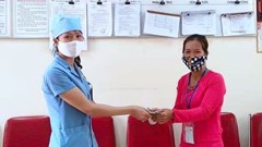 Nhân viên giặt đồ trả lại 9 triệu đồng cho bệnh nhân bỏ quên