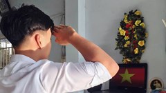 Xúc động lễ chào cờ trực tuyến