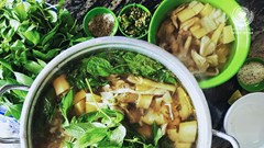 Lẩu gà lá é thơm nồng phòng dịch