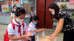 Học sinh quay lại học: Tắt điều hòa, đeo mặt nạ chống giọt có máy móc?