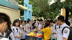 Hà Nội: Trở lại trường sau thời gian nghỉ dịch, nhiều học sinh không đeo khẩu trang và không đội mũ bảo hiểm