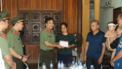 Tặng sổ tiết kiệm trị giá 1 tỉ đồng cho gia đình đại úy công an hy sinh khi bắt tội phạm ma túy