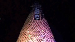 Có lẽ thế giới chỉ có một cây thông Noel bằng 6.000 nồi đất