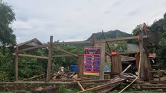 Quảng Bình: Lốc xoáy ở xã biên giới làm 2 người bị thương, nhiều nhà tốc mái