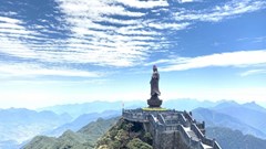 Fansipan đẹp mê hoặc mùa nắng mới, giá vé cáp treo giảm 250.000 đồng