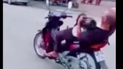 Xử phạt 8,25 triệu đồng U60 điều khiển xe máy như "lên đồng"