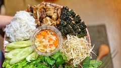 Bún chả nướng than hoa Hà Nội: Thơm lừng góc bếp cuối tuần