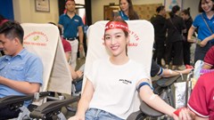 Hoa hậu Đỗ Mỹ Linh, Tiểu Vy rạng rỡ chung tay hiến máu nhân đạo