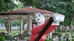 Sơn xanh sơn đỏ cụm tượng tại công viên Thống Nhất (Hà Nội): Quả thật rất đáng sợ!