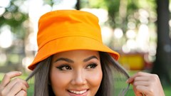 H'Hen Niê diện trang phục thể thao vải dù bất chấp thời tiết nóng bức