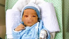 Bé sơ sinh bị bỏ rơi dưới hố ga đã bắt đầu hồi phục
