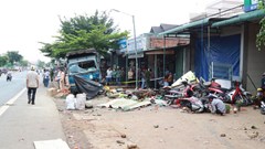 Nguy cơ tiềm ẩn của họp chợ ven đường