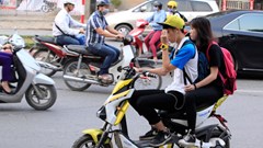 Quy định mới khiến học sinh "hết cửa" vô tư chạy xe đạp điện, xe máy