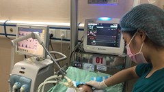 Bé sơ sinh bị bỏ rơi ở hố ga đã tử vong