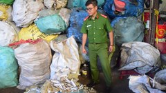 Phát hiện cơ sở thu gom rác thải y tế còn... dính máu