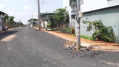 Hàng chục cột điện, cột viễn thông "mọc" trên con đường tiền tỉ ở Gia Lai: Đừng “bẫy” dân vào chỗ nguy hiểm