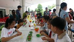 Giúp con trẻ biết yêu thương và chia sẻ