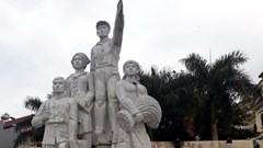 Ứng viên "Mâm xôi vàng" mỹ thuật 2017: Chất lượng tượng đài “dở” nhất!