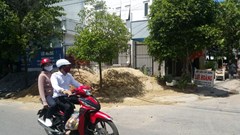 Chiếm đường đổ vật liệu xây dựng chỉ cách UBND phường... 100m