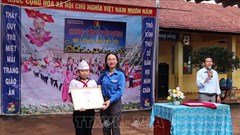 Tặng Bằng khen cho một HS nghèo hai lần nhặt được của rơi trả người đánh mất