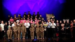 Chủ tịch Quốc hội Nguyễn Thị Kim Ngân xem vở cải lương “Chuyện tình Khau Vai”