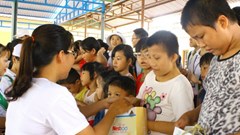 Sinh viên đến với trẻ em nghèo miền núi