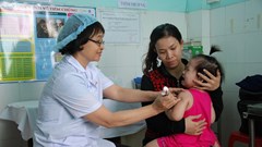 Chỉ 54,5% trẻ dưới 2 tuổi được tiêm đủ vắcxin cơ bản trong 6 tháng đầu năm
