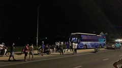 Nghi ngờ chở khách Trung Quốc “chui”, dân chặn xe 7 chỗ