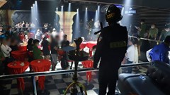 Bất chấp dịch Covid-19, hàng chục người tụ tập chơi ma túy trong quán bar