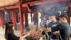 Ngày thi tốt nghiệp THPT đến gần, sĩ tử và phụ huynh khẩu trang kín mít đến Văn Miếu thắp hương trước kỳ thi