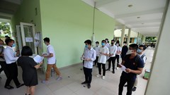 Đi kiểm tra điểm thi THPT 2020, Bộ trưởng Bộ GD-ĐT được đo nhiệt độ, khử trùng tay