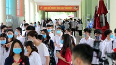 Kiểm tra điểm thi THPT 2020, Bộ trưởng Bộ GD&ĐT được đo nhiệt độ, khử trùng tay