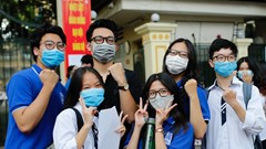 Phụ huynh, thí sinh vỡ òa cảm xúc sau môn thi cuối cùng