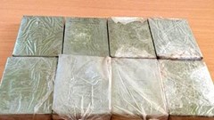 Lai Châu: Bắt 2 đối tượng vận chuyển 8 bánh heroin trên xe khách
