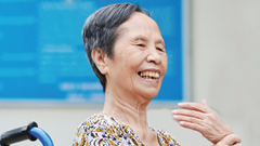 Tăng cường phòng bệnh Covid-19 cho người già...