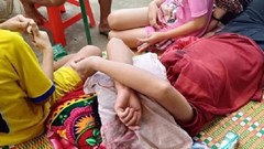 Người giúp việc trải chiếu nằm cửa nhà, nguyên phó trưởng công an huyện ở Nghệ An hứa trả lại tiền