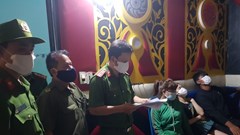 Bất chấp lệnh cấm, quán karaoke vẫn mở cửa, để hàng chục thanh niên sử dụng ma túy