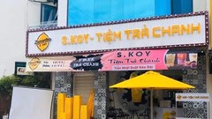 Khánh Hòa: Côn đồ liên tục ném chất bẩn vào quán giải khát, du khách chạy tán loạn