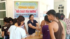 Phụ nữ Hòa Bình với chương trình “Nồi cháo yêu thương”