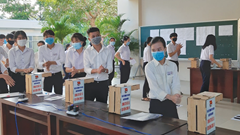Học sinh chế máy rửa tay sát khuẩn tự động phòng chống Covid-19