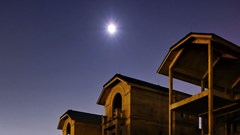 “Hà Nội, thứ Tư, 10 giờ 43 phút tối”