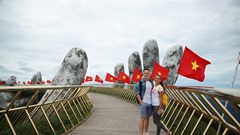 Bà Nà Hills rực rỡ cờ đỏ sao vàng đón khách trở lại