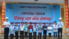 Điện lực Quảng Bình tặng quà cho học sinh khó khăn ở miền núi